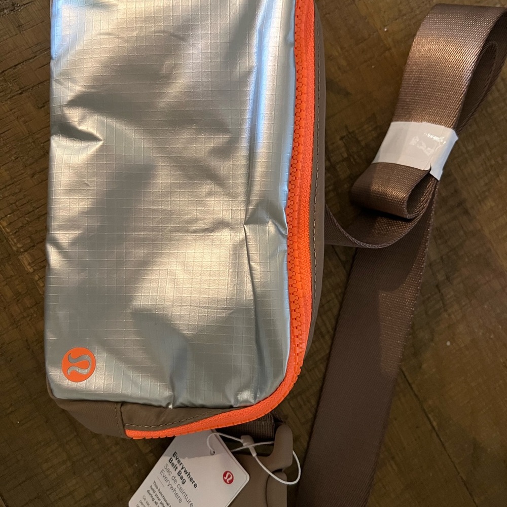 *RaRE and sold out Lululemon belt bag. Just in time for Christmas!! NWT